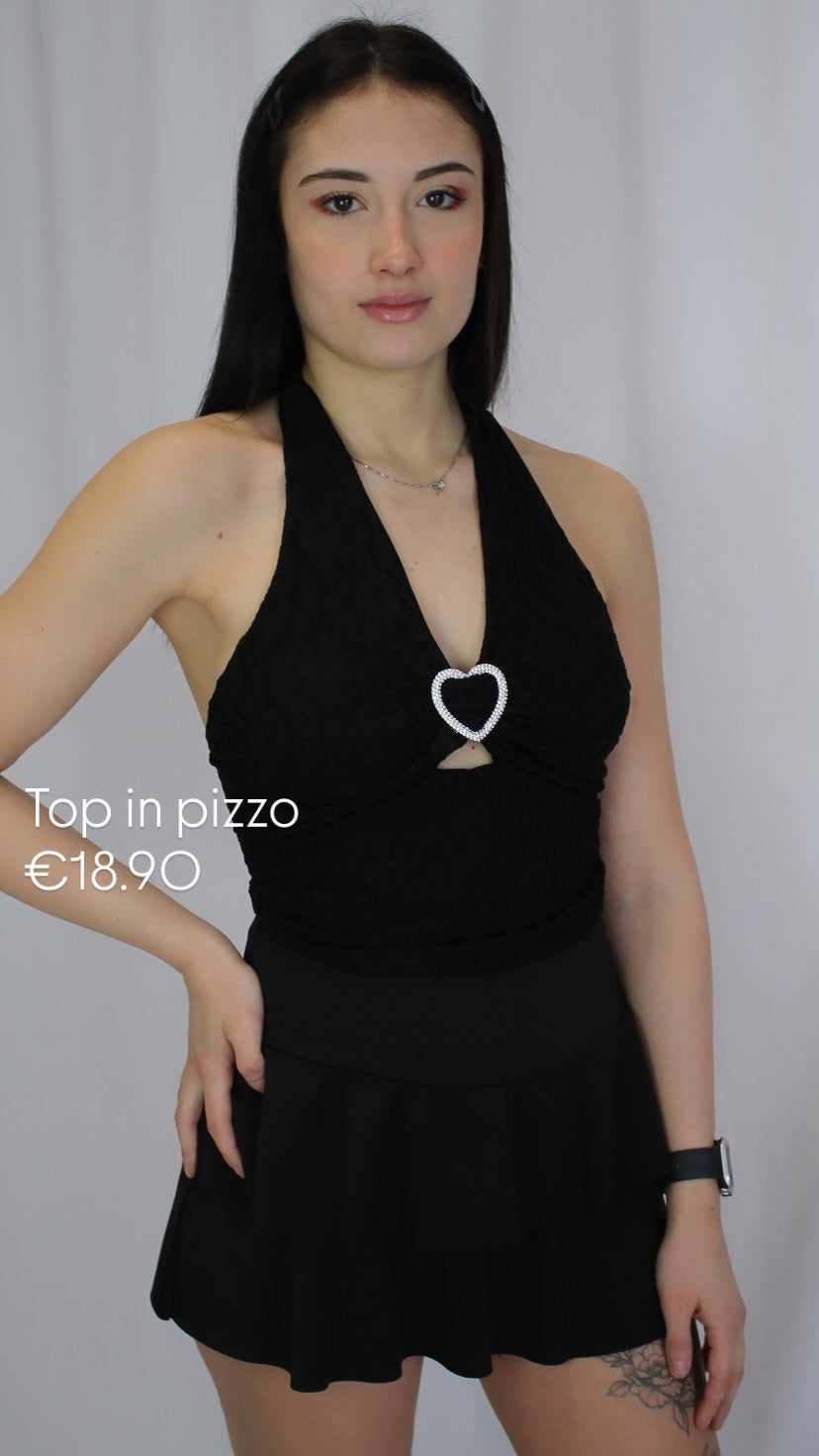 Top in pizzo con gioiello